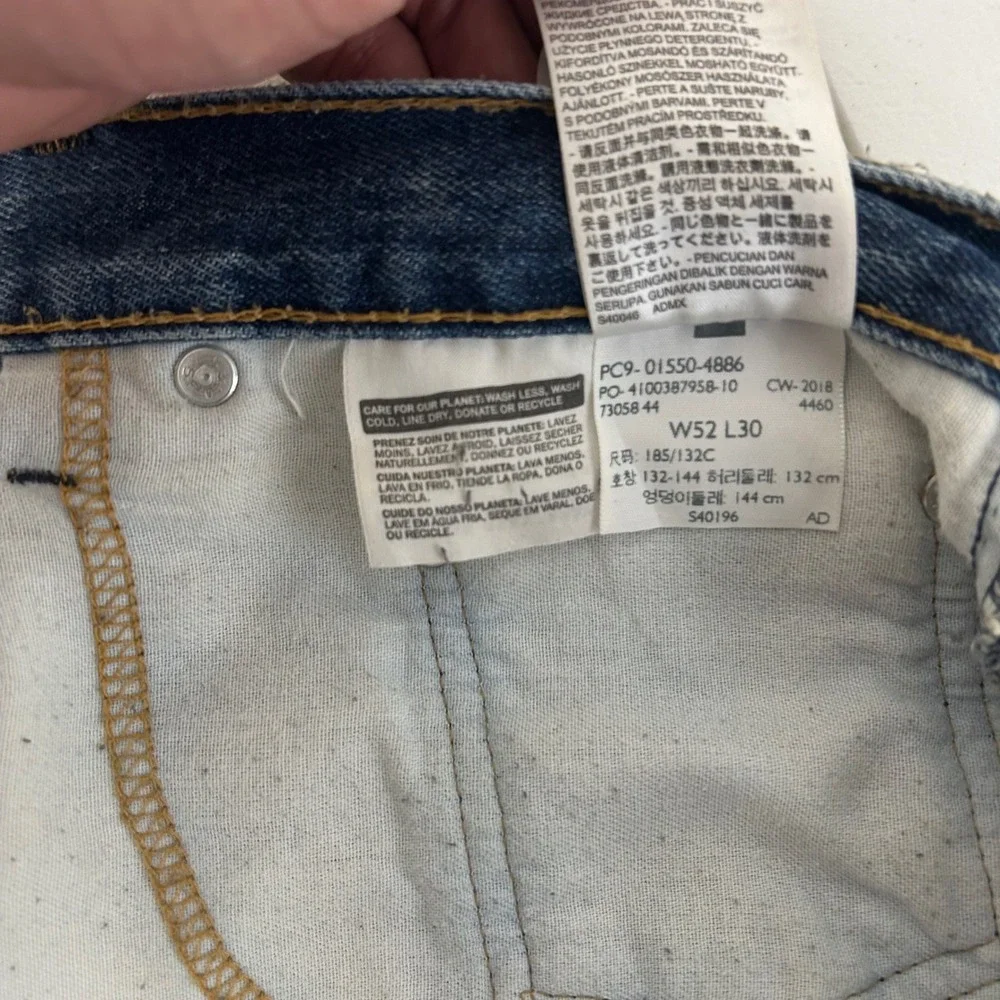 Levi's 550 Relaxed Fit Jeans Men 52x30 Medium Wash Blue Tapered Leg Denim